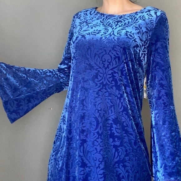 Eci New York Blue Bohemian Bell-Sleeve Velvet Dress - Picture 14 of 14